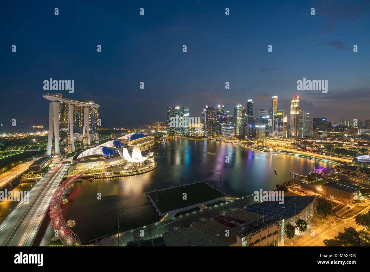 Panorama di Singapore al quartiere degli affari e dello skyline di Singapore grattacielo nella notte di Marina Bay, Singapore. Asia Foto Stock