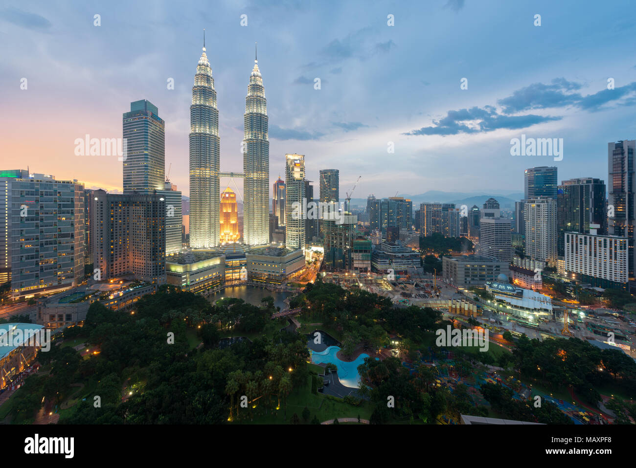 Kuala Lumpur skyline e grattacieli di notte a Kuala Lumpur, Malesia. Foto Stock