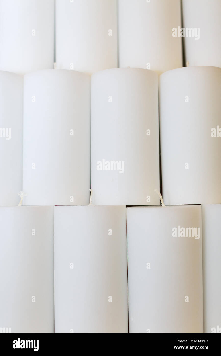 Molte grandi candele bianche Foto stock - Alamy