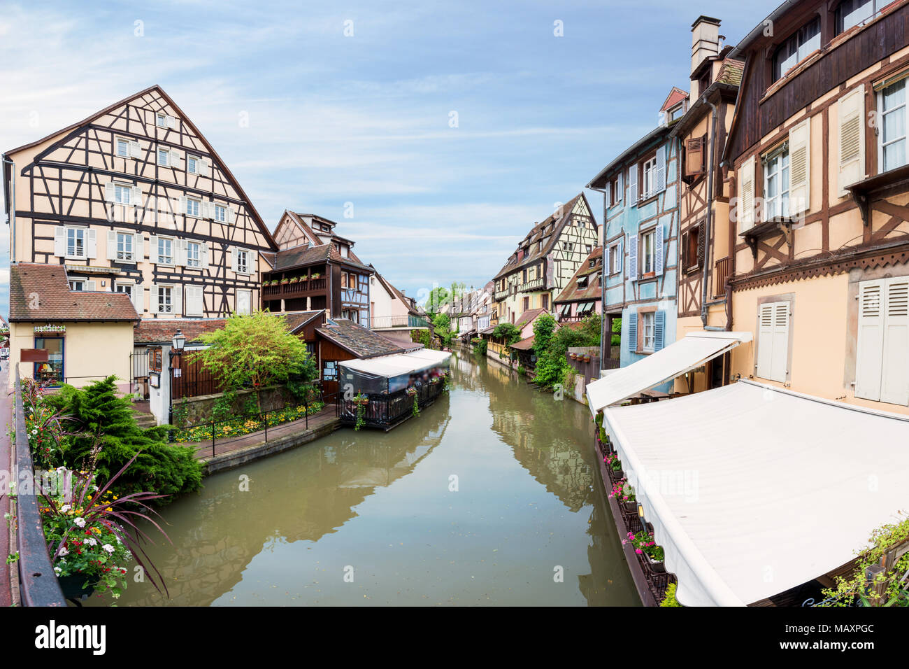 I tradizionali colorati case francesi sul lato del fiume Lauch nella Petite Venise, Colmar, Francia. Foto Stock