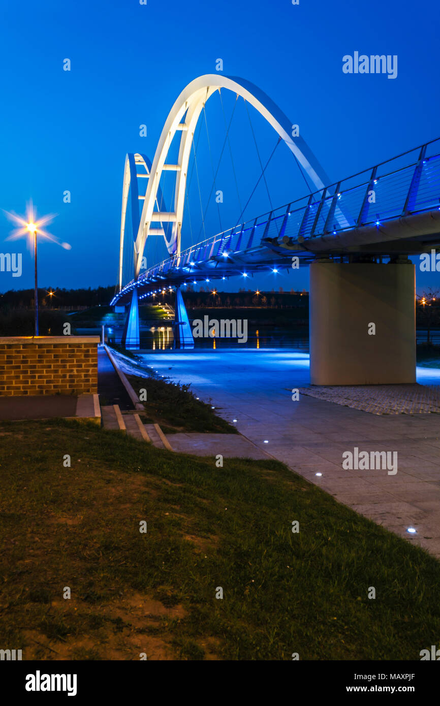 Ora blu sulla Infinity Bridge in Stockton on Tees. Foto Stock