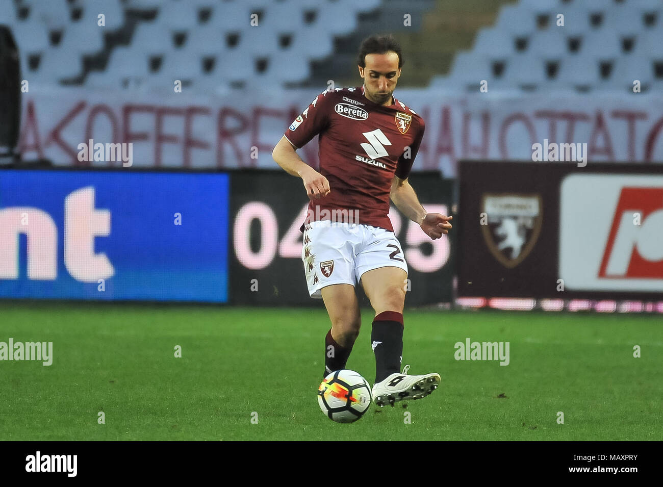 Torino, Italia. 4 apr, 2018. Emiliano Moretti (Torino FC) durante la serie di una partita di calcio tra Torino FC e Crotone allo Stadio Grande Torino il 4 aprile, 2018 a Torino, Italia. Credito: FABIO PETROSINO/Alamy Live News Foto Stock