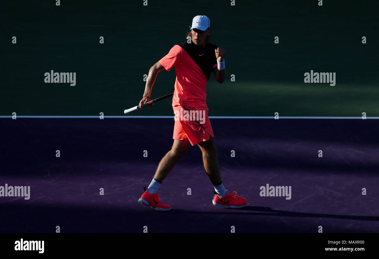 Key Biscayne, Florida, Stati Uniti d'America. 27 Mar, 2018. Denis Shapovalov del Canada celebra un punto vincente contro Borna Coric di Croazia durante un quarto round della partita del 2018 Miami Open presentato da Itau professional tennis tournament, giocato al Crandon Park Tennis Center di Key Biscayne, Florida, Stati Uniti d'America. Mario Houben/CSM/Alamy Live News Foto Stock