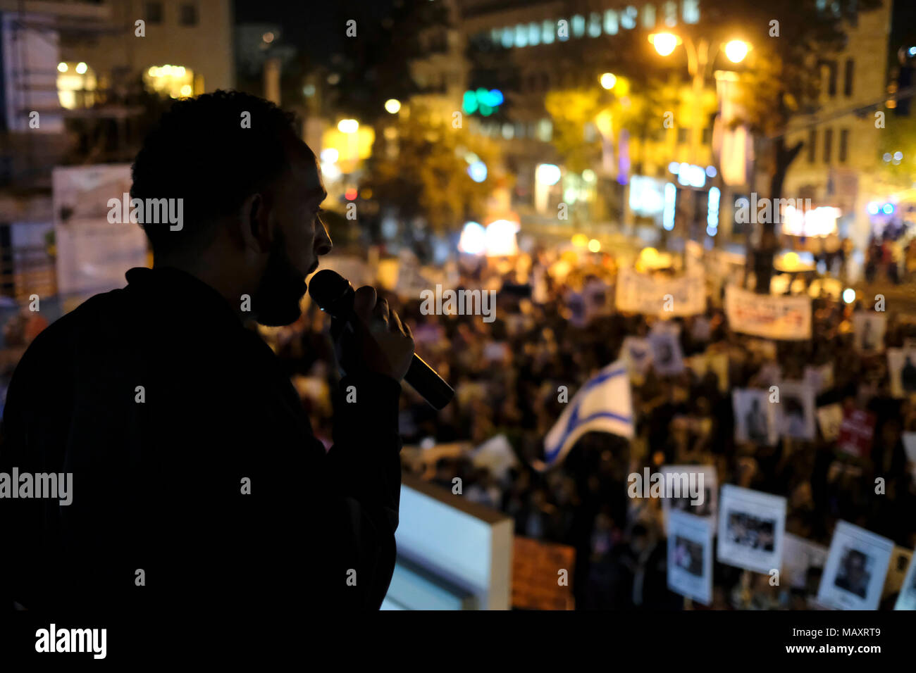 Gerusalemme, Israele, 4 aprile 2018. Centinaia di israeliani e i migranti africani hanno protestato a Gerusalemme contro il Primo Ministro israeliano Benjamin Netanyahu che la cancellazione di un accordo con le Nazioni Unite intese ad evitare deportazioni forzate di migliaia di migranti africani. Credito: Eddie Gerald/Alamy Live News Foto Stock