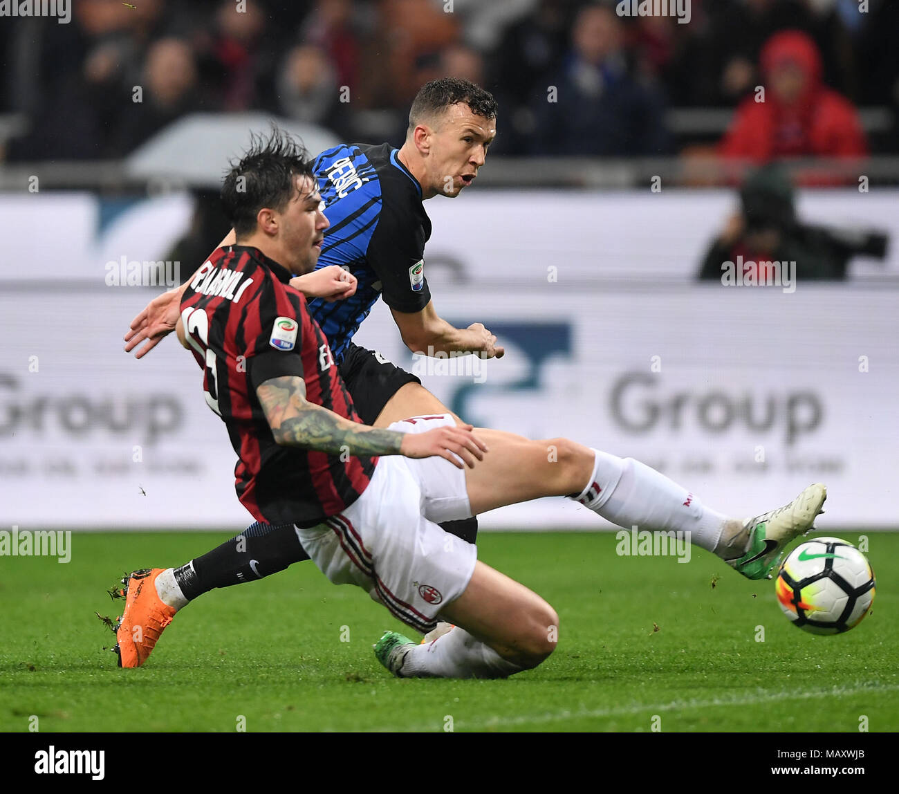 180405)-- Milano, 5 aprile 2018 (Xinhua)-- AC Milan di Alessio Romagnoli  (anteriore) con vies Inter Ivan Perisic durante la serie di una partita di  calcio tra AC Milan e Inter Milan a