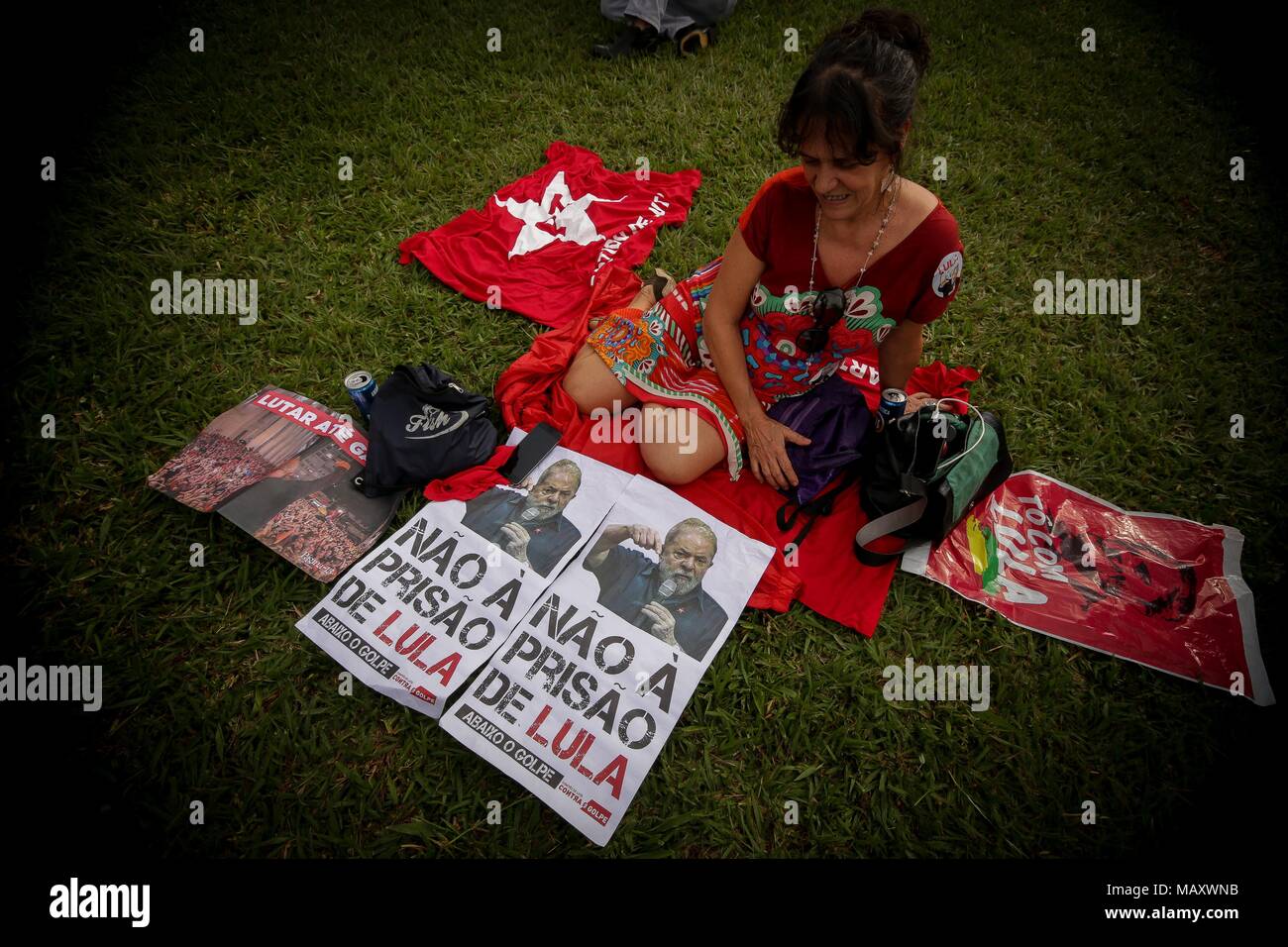 Brasilia, Brasile. 4 apr, 2018. Concentrazione di simpatizzanti e sostenitori contro l ex Presidente Luiz Inacio Lula da Silva (PT) all'Esplanada dos Ministérios, in-BRASÃ LIA, il giorno del giudizio di Lula il habeas corpus in Corte suprema federale Credito: Dario Oliveira/ZUMA filo/Alamy Live News Foto Stock