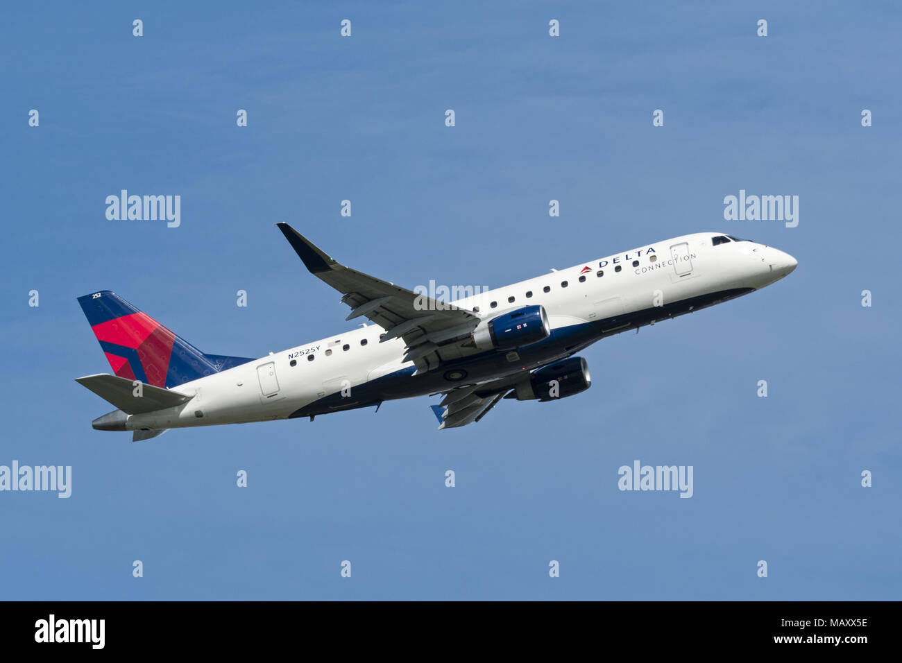 Richmond, British Columbia, Canada. 25 Mar, 2018. Un collegamento a triangolo Embraer ERJ-175LR (N252SY) jet, operato da SkyWest Airlines, airborne dopo il decollo. Credito: Bayne Stanley/ZUMA filo/Alamy Live News Foto Stock