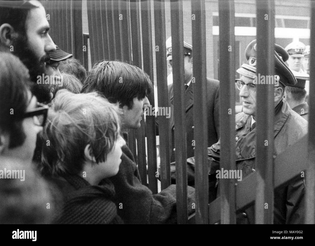 SDS ideologo Rudi Dutschke (M) esige la liberazione di Langhans e Kunzelmann davanti al Tiergarten a una stazione di polizia. Durante una dimostrazione di fronte al Moabit corte penale durante la condanna nel processo contro Fritz Teufel su dicembre 22, 1967, il Communards Rainer Langhans e Dieter Kunzelmann sono stati arrestati come 'potenziale piantagrane'. Circa un centinaio di manifestanti, guidato da Rudi Dutschke, è andato al Tiergarten stazione di polizia dopo Teufel è stato assolto e chiesto il rilascio degli arrestati. Dopo due cannoni acquatici è andato in posizione e la polizia ha spiegato che i due wer Foto Stock