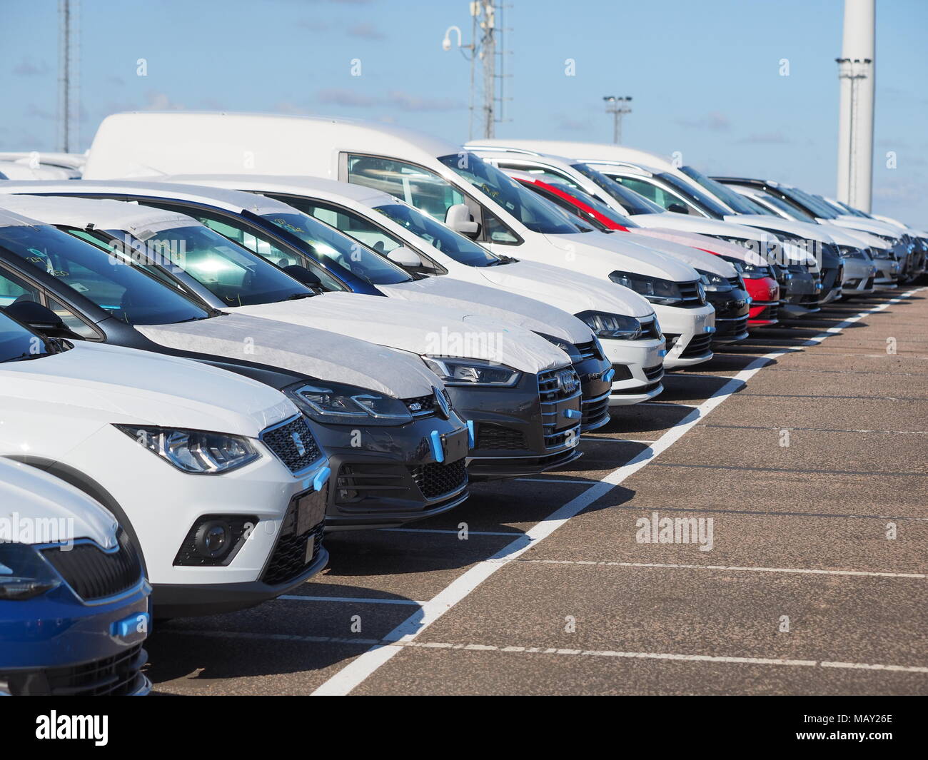 Sheerness, Kent, Regno Unito. 5 Aprile, 2018. Regno Unito le vendite di automobili: migliaia di nuove auto sono conservati a Sheerness Docks dopo essere stato importato nel Regno Unito. È stato riferito oggi che la vendita di auto nuove hanno recentemente crollati, soprattutto i diesel. Greenpeace mirati auto diesel importazioni a Sheerness con la loro 'prurito" Diesel campagna in settembre 2017. Credito: James Bell/Alamy Live News Foto Stock