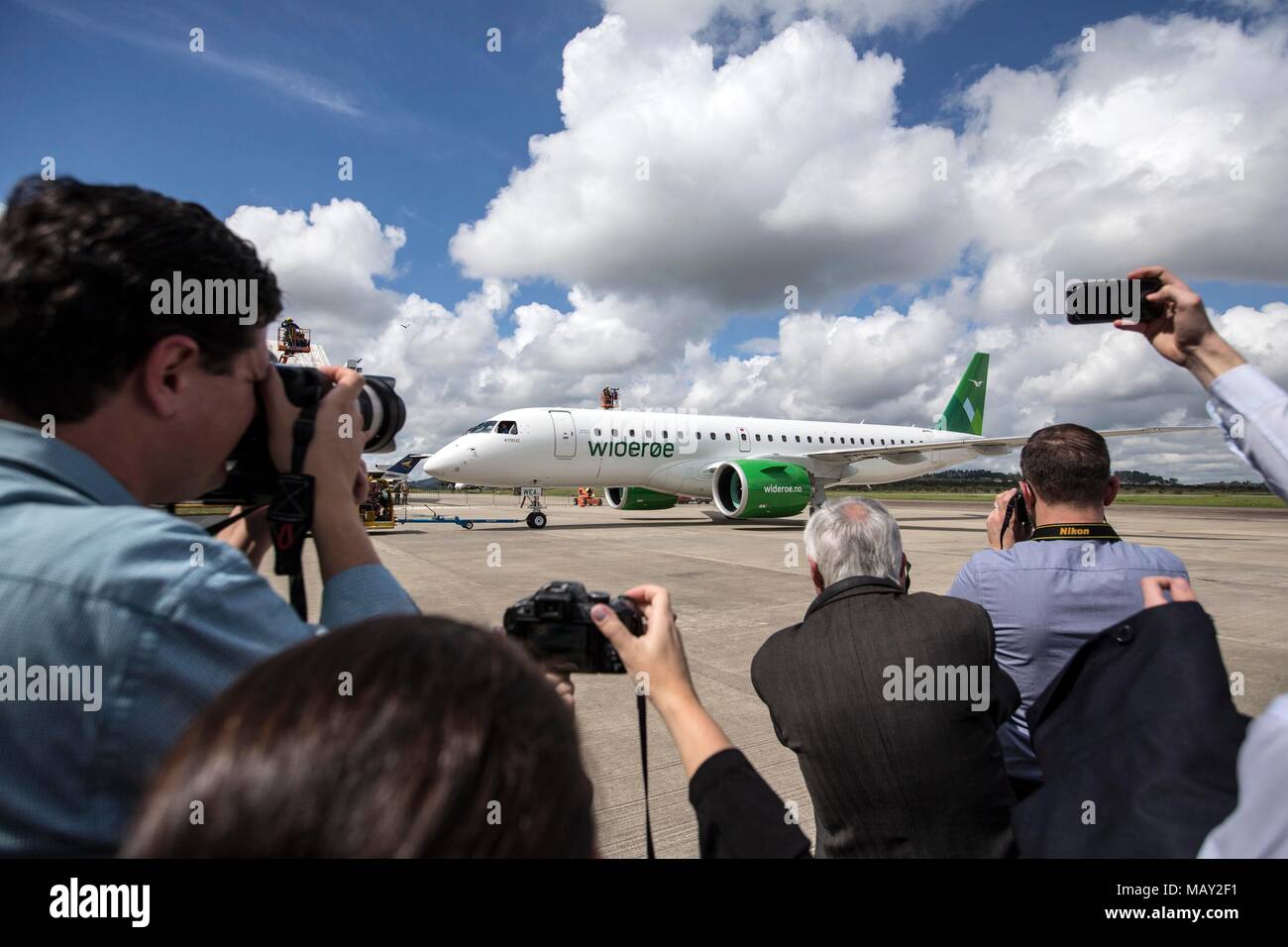 Sao Jose dos Campos, Brasile. 4 apr, 2018. L'E190-E2 jet entra nel sito come media staff scattare foto durante la cerimonia di consegna della Embraer PRIMA E190-E2 jet presso la sua sede di Sao Jose dos Campos, Brasile, in data 4 aprile 2018. Il brasiliano del costruttore di aeromobili Embraer ha emesso il suo primo E190-E2 getto per la compagnia aerea norvegese Wideroe mercoledì. Credito: Li Ming/Xinhua/Alamy Live News Foto Stock