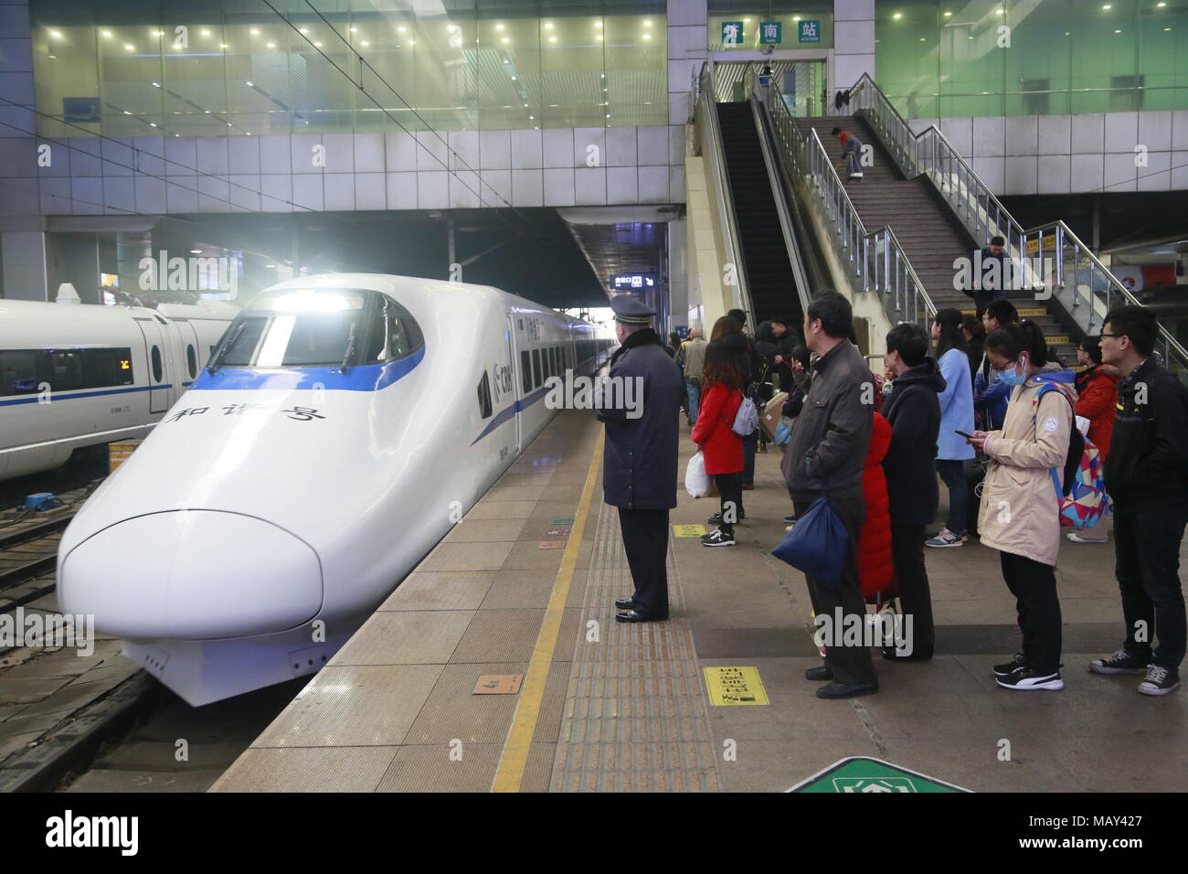 Jinan, la Cina della provincia dello Shandong. 5 apr, 2018. Attendere i passeggeri a bordo di un treno a Jinan Stazione Ferroviaria di Jinan, a est della capitale cinese della provincia dello Shandong, 5 aprile 2018. Viaggi ferroviari in Cina sono attesi per colpire 13,9 milioni di giovedì, come molti cinesi di ritorno a casa per rendere omaggio al defunto su Qingming Festival, o tomba-Giorno di spazzamento, che cade il 5 aprile di quest'anno. Molte persone anche trascorrere tre giorni di vacanza in viaggio di piacere. Credito: codolo Lei/Xinhua/Alamy Live News Foto Stock