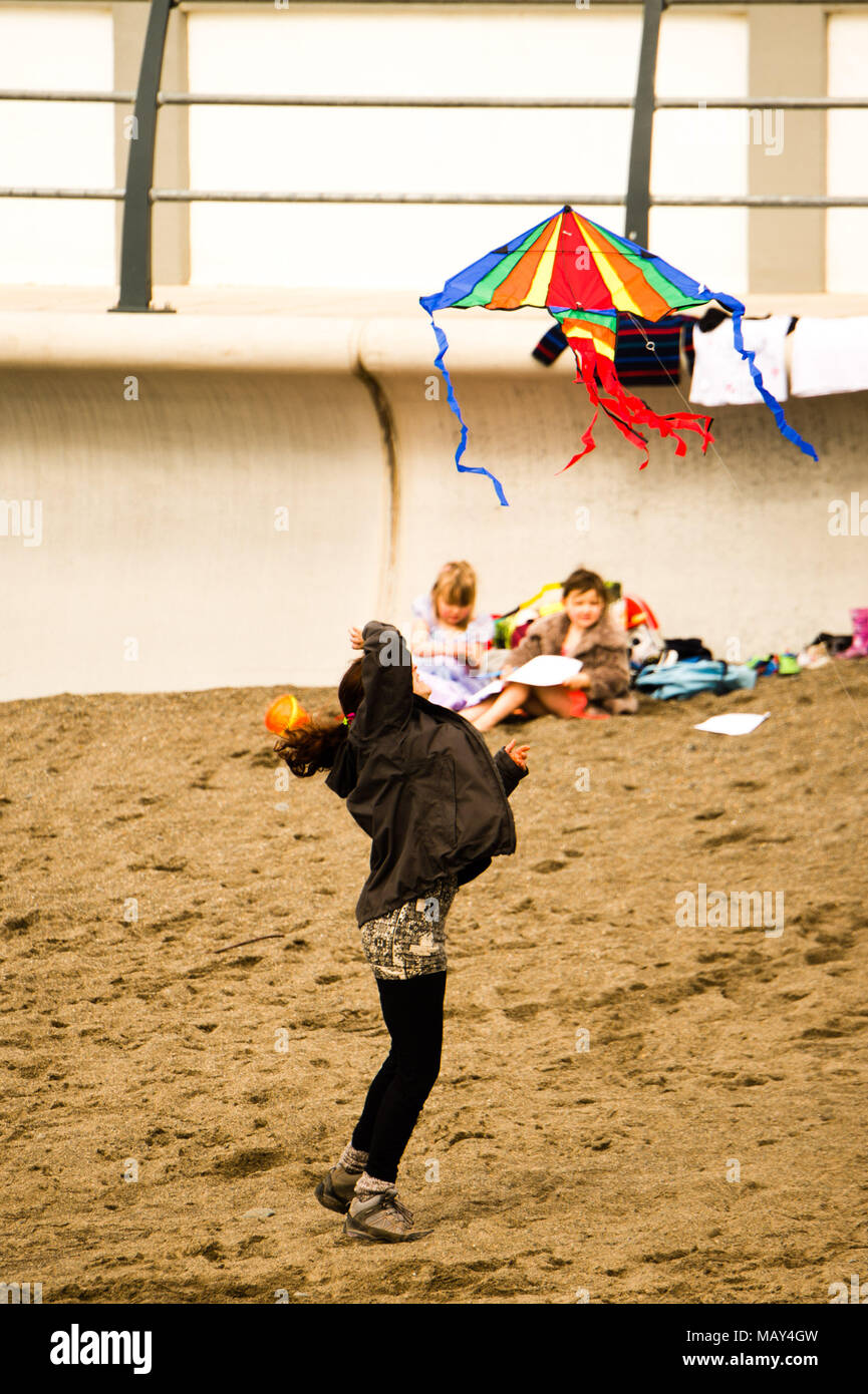 Aberystwyth Wales UK, giovedì 05 aprile 2018 UK Meteo: persone godendo di un pomeriggio di caldo sole primaverile, con temperature in bassa teens centigradi, al mare in Aberystwyth sulla costa occidentale del Galles foto © Keith Morris / Alamy Live News Foto Stock