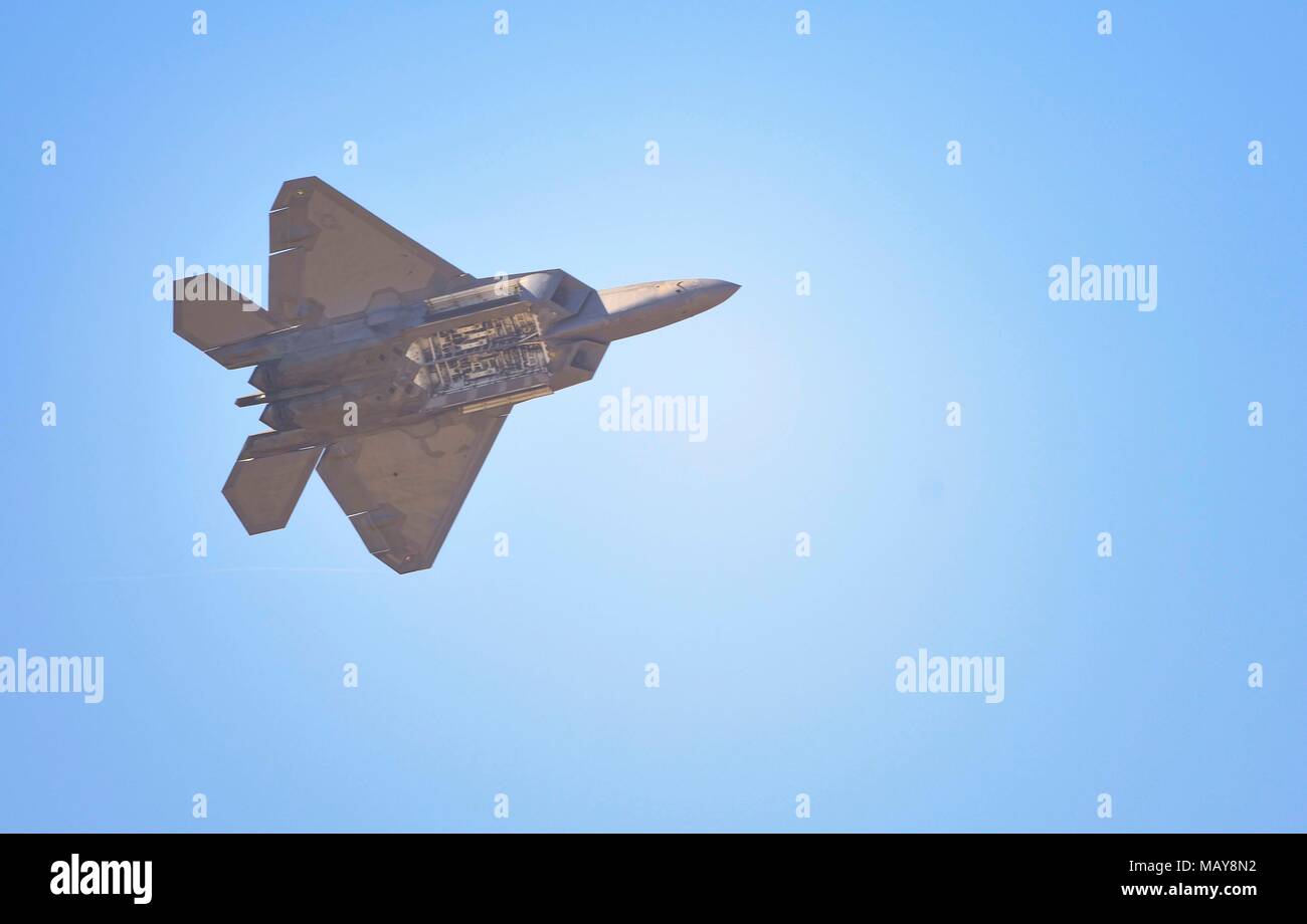 Stati Uniti Air Force Il Mag. Paolo "Loco" Lopez, il combattimento aereo il comando F-22 Raptor dimostrazione comandante del team e pilota, esegue le armi-bay door pass al salone FIDAE (Feria Internacional del Aire y del Espacio) a Santiago del Cile, Aprile 2, 2018. Lopez ha ricevuto il suo segnale di chiamata perché egli è pazzo circa battenti e ama ciò che egli fa per la Air Force. Foto Stock