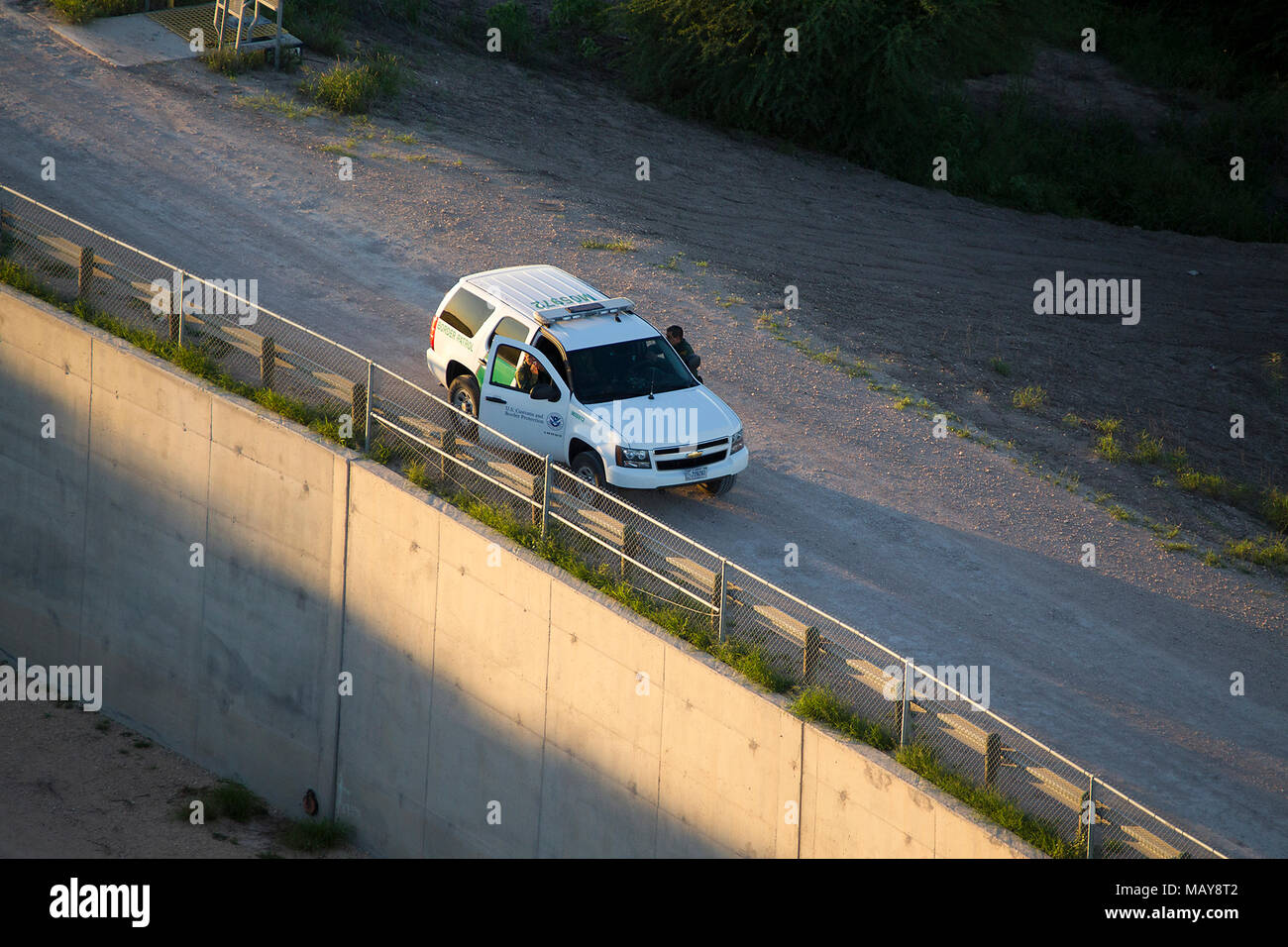 Stati Uniti bordo agenti Patrol visto qui in una pattuglia di confine veicolo su guarda in cima alla parete di argine lungo il Texas del Sud confine. La parete degli argini e la frontiera degli agenti PATROL agire come deterrenti per l' immigrazione illegale e la tratta di esseri umani e il contrabbando di droga. Fotografo: Donna Burton Foto Stock