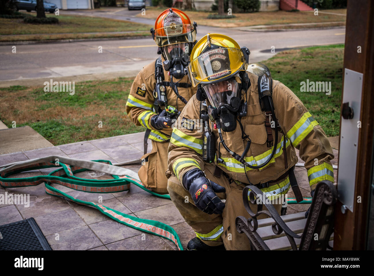 Maxwell AFB, Ala. - Fuoco e i servizi di emergenza personale simulare risponde a una massa vittima della situazione durante la base incidente rilevante esercizio di risposta, del 12 febbraio 2018. (Air Force foto di donna L. Burnett/rilasciato) Foto Stock