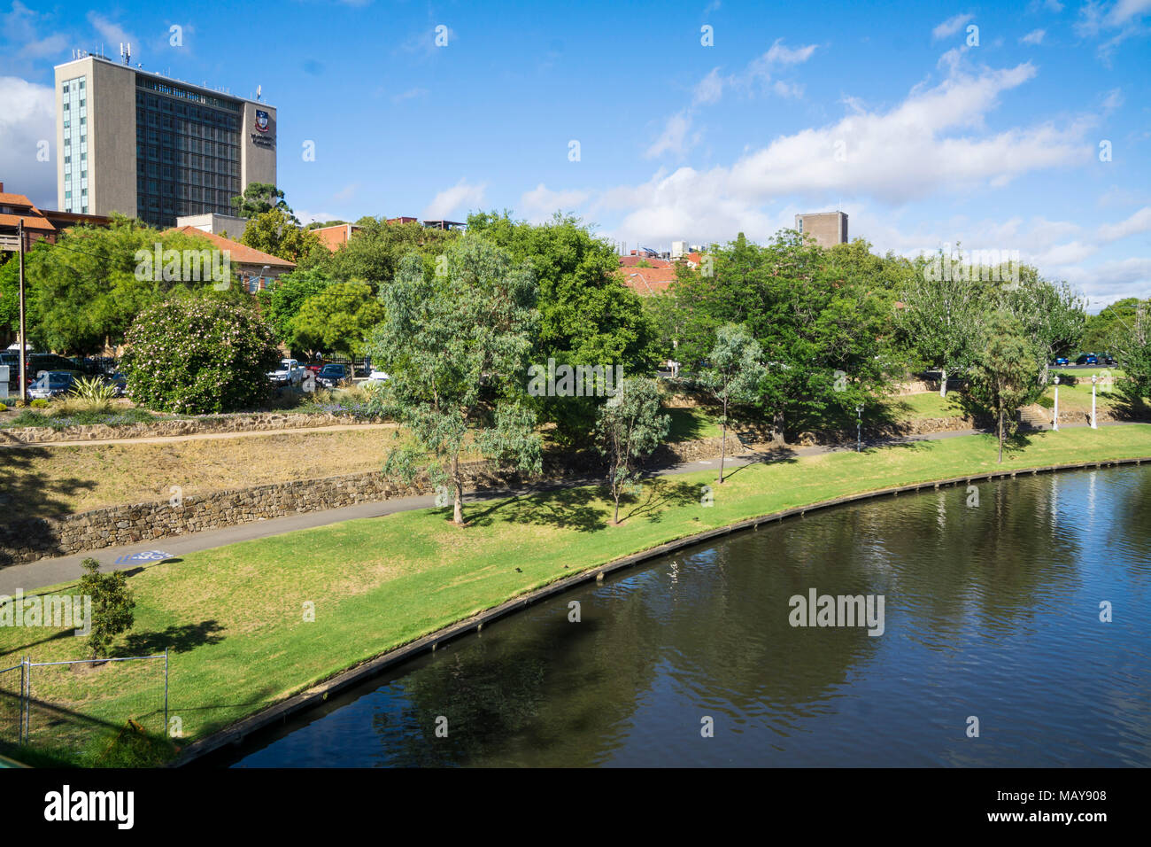 Guardando dal River Torrens verso presso l Università di Adelaide campus in North Terrace. Foto Stock