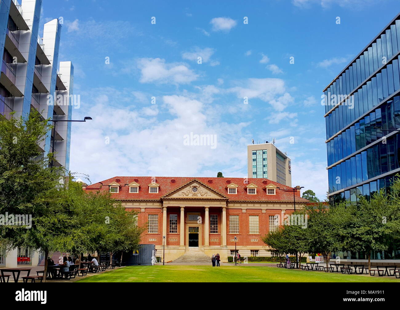 Guardando dal River Torrens verso presso l Università di Adelaide campus in North Terrace. Foto Stock