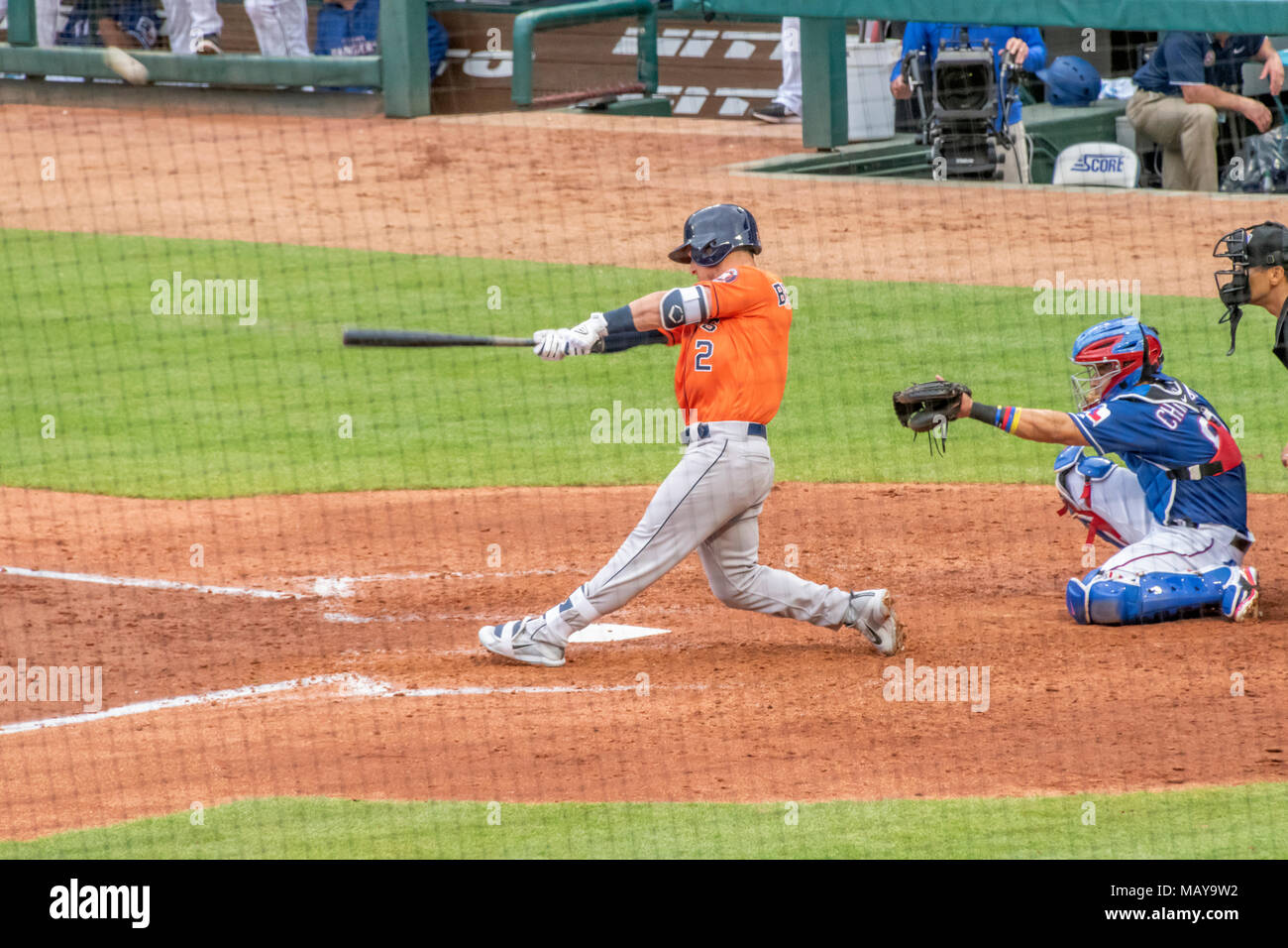 Houston Astros terzo baseman Alex Bregman ha a bat durante il gioco quattro del season opener contro il Texas Rangers. Astros ha vinto la serie 3-1. Foto Stock