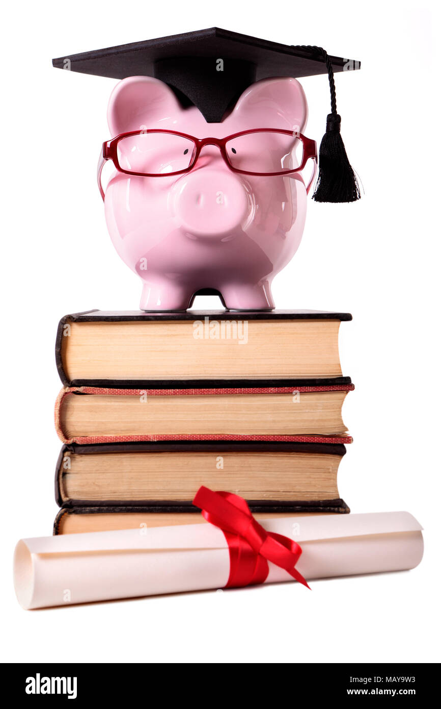 Rosa salvadanaio vestito come uno studente di college con scheda di malta, bicchieri e diploma in piedi su una pila di vecchi libri di testo. Isolato su bianco. Diploma Foto Stock