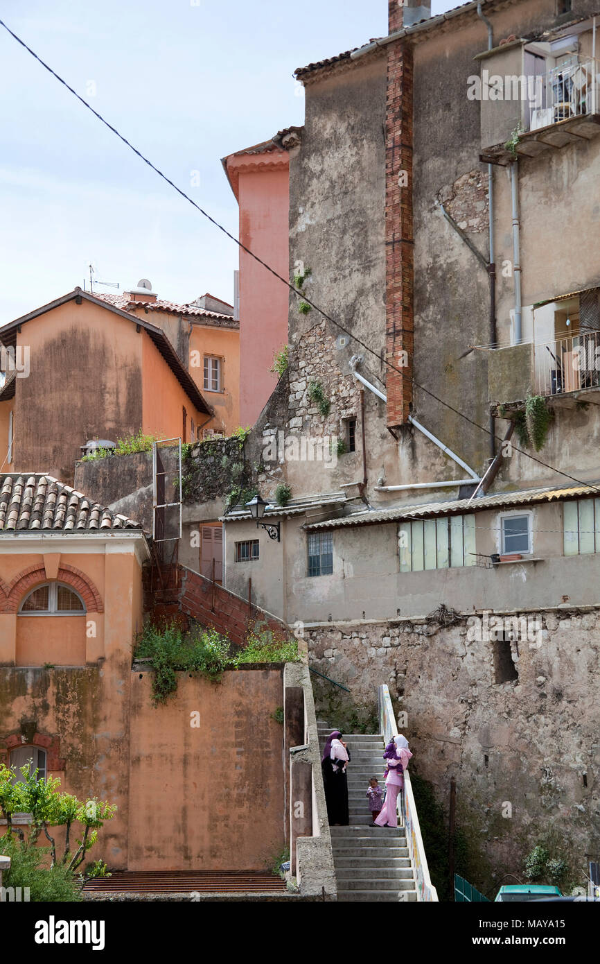 I musulmani con i bambini al centro storico di Grasse, Alpes-Maritimes, Francia del Sud, Francia, Europa Foto Stock