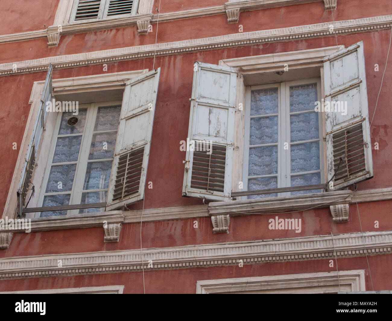 Windows con la finestra in legno otturatore, facciata di casa al centro storico di Grasse, Alpes-Maritimes, Francia del Sud, Francia, Europa Foto Stock