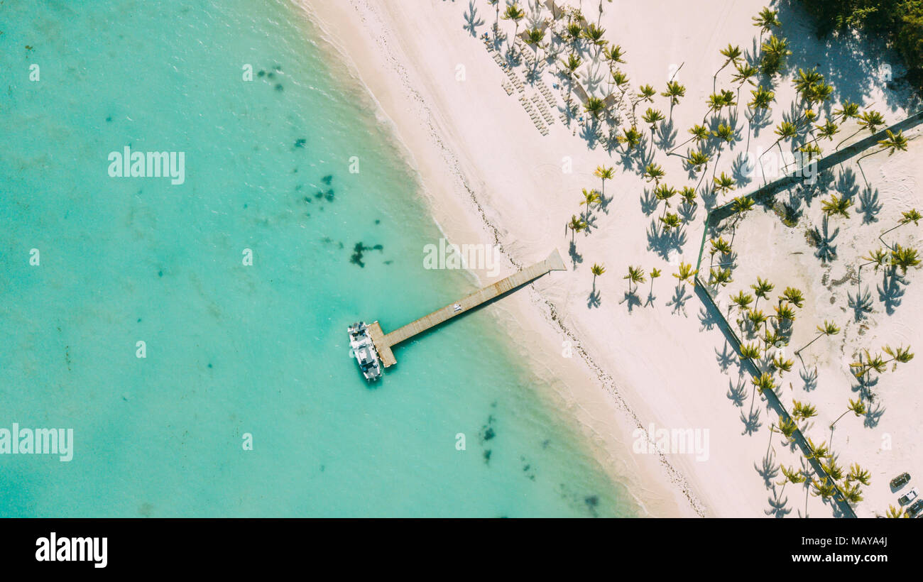 Sotto il molo. Caribbian turchese mare e spiaggia di sabbia bianca Foto Stock