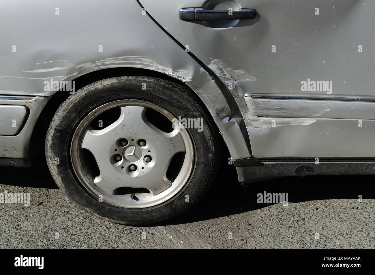 Incidente stradale, il moncone, distruzione, veicolo, ruota, corpo, danni, salute, assicurazione, comunicazione, auto, trasporto, shock, Foto Stock