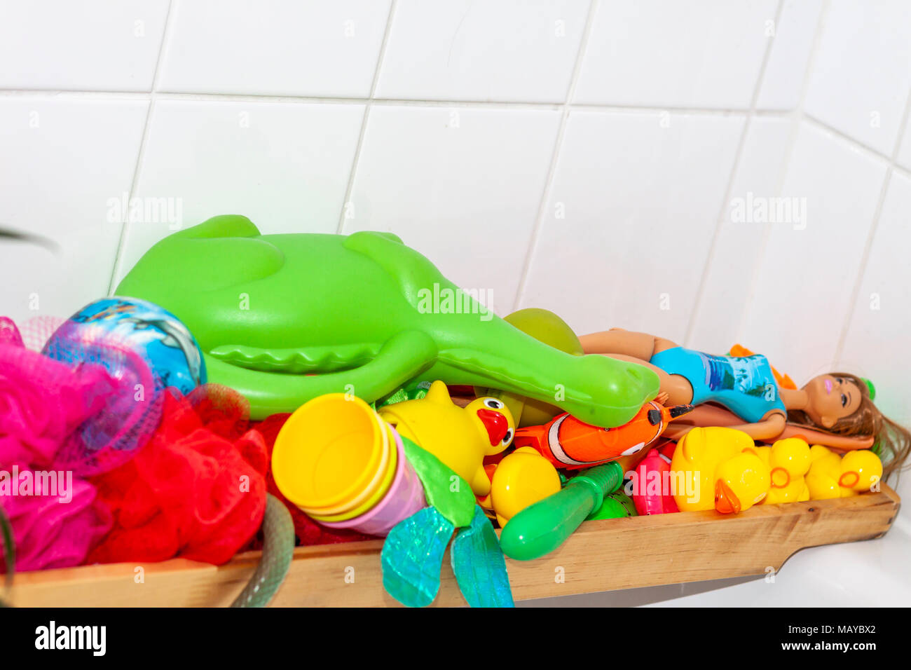 Varietà di bagno in gomma anatre e giocattoli in bagno Foto Stock