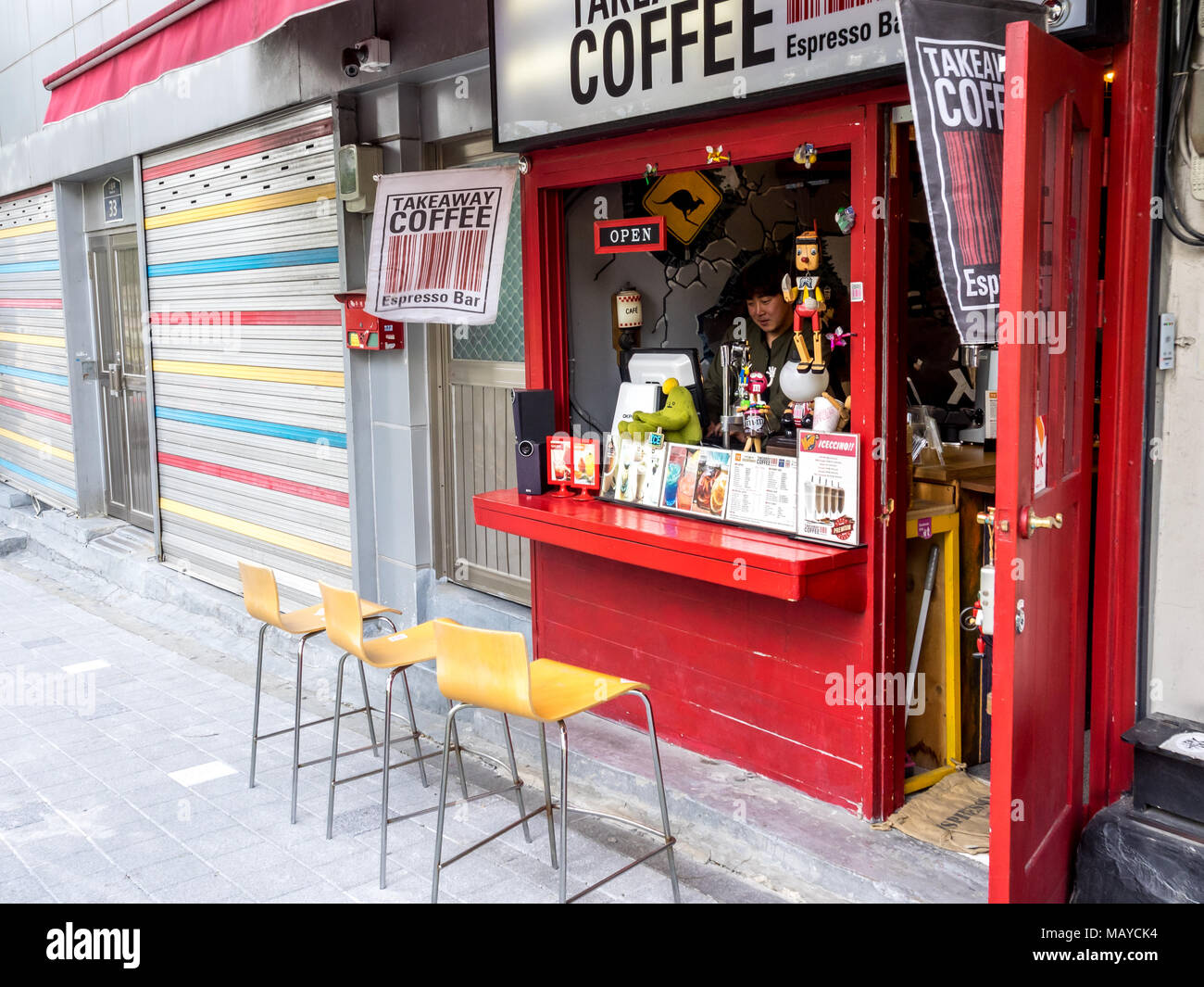 Seoul, Corea del Sud. Il venditore in attesa dei clienti in funny espresso bar sulla strada in Corea. Foto Stock