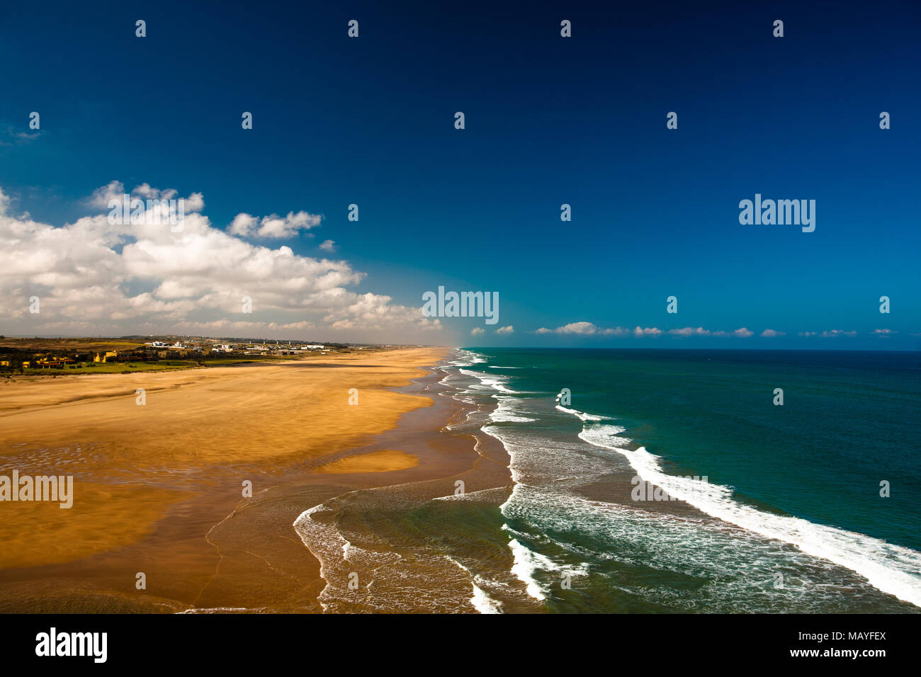 Un alto punto di vista di un vicino a spiaggia turistica in Tunisia. Foto Stock