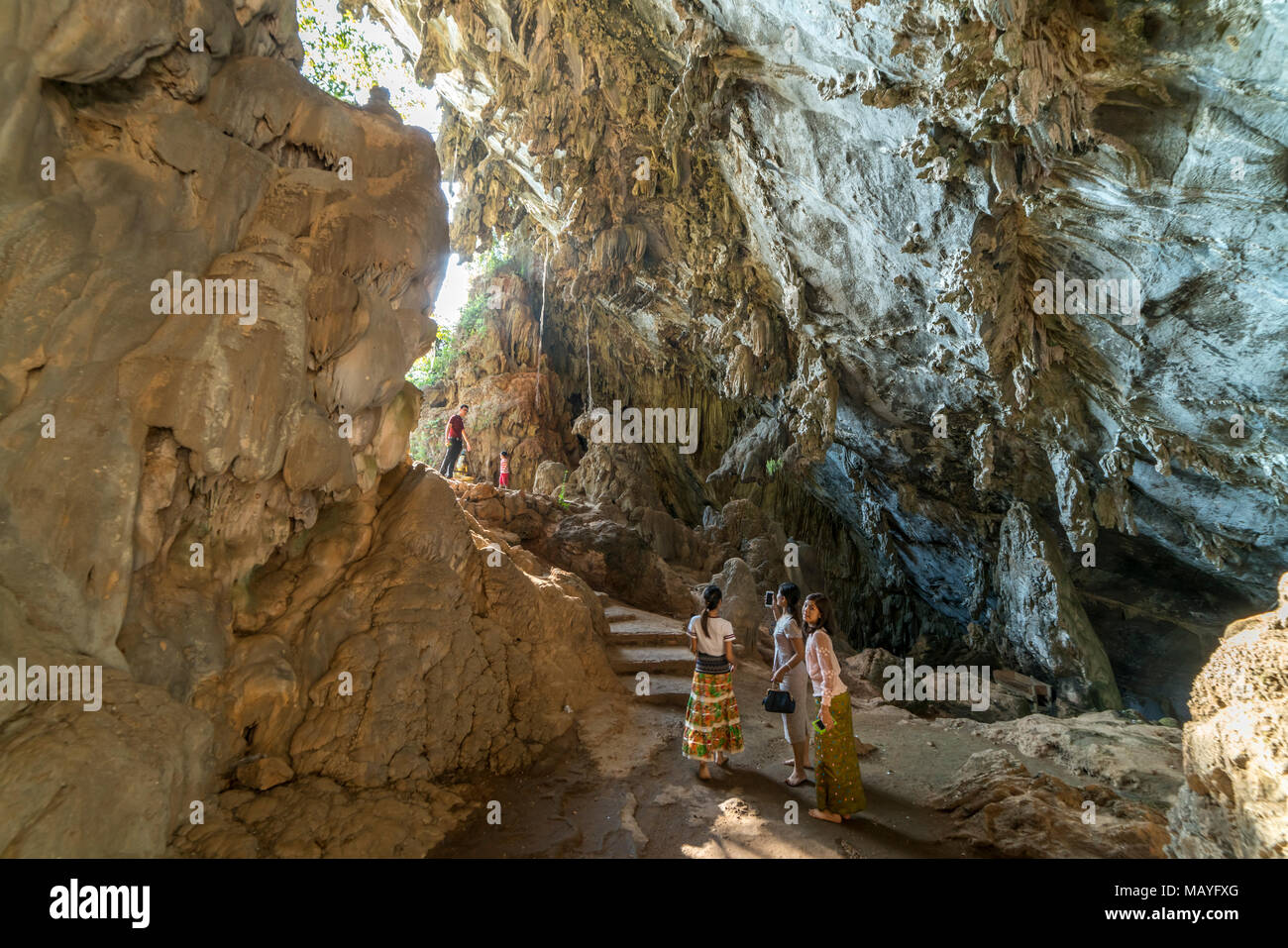Einheimische Besucher in der Kawgon-Höhle, di Hpa-an, Myanmar, Asien | visitatori locali, Kaw Goon grotta, di Hpa-an, Myanmar, Asia Foto Stock