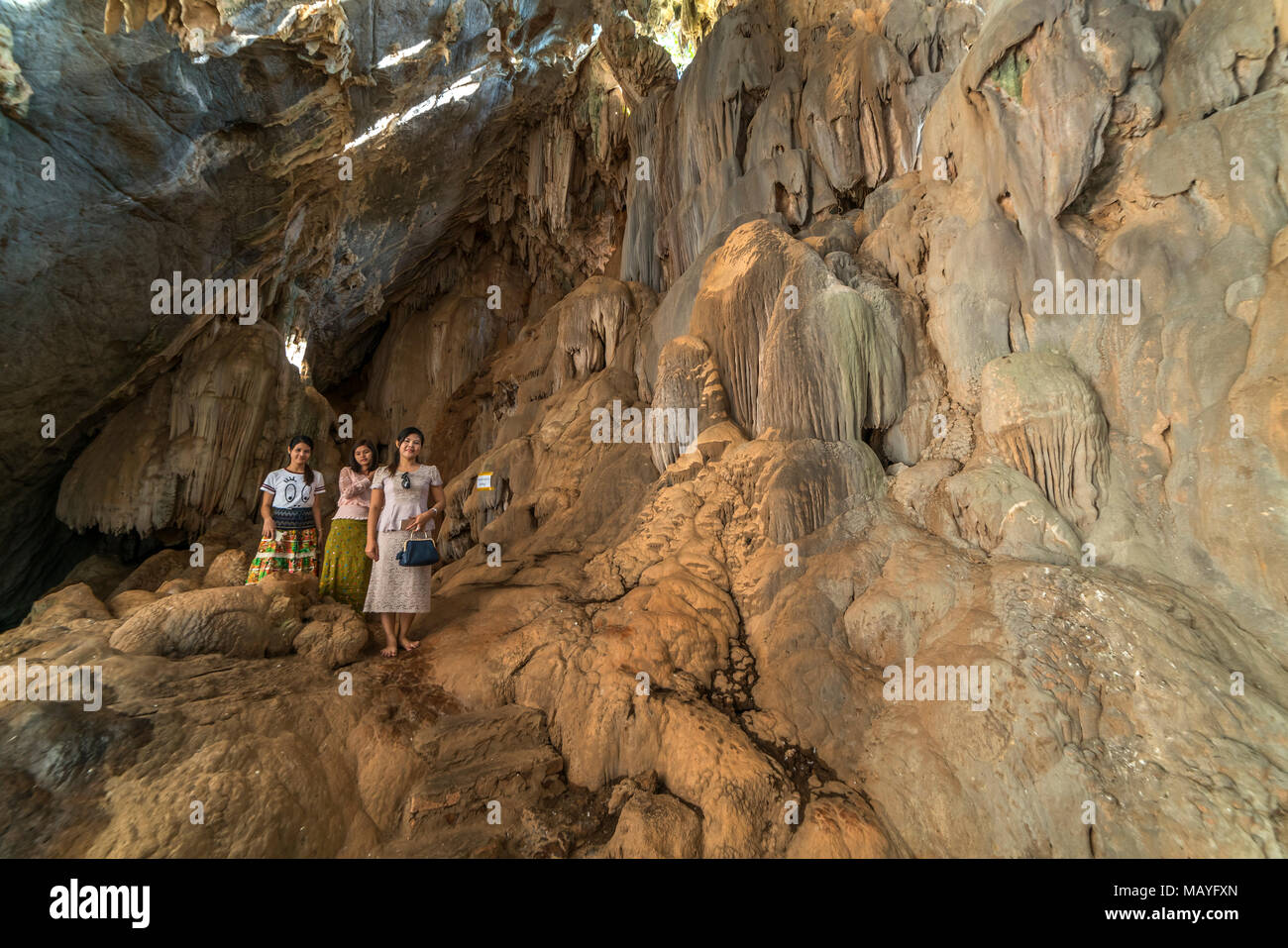 Einheimische Besucher in der Kawgon-Höhle, di Hpa-an, Myanmar, Asien | visitatori locali, Kaw Goon grotta, di Hpa-an, Myanmar, Asia Foto Stock