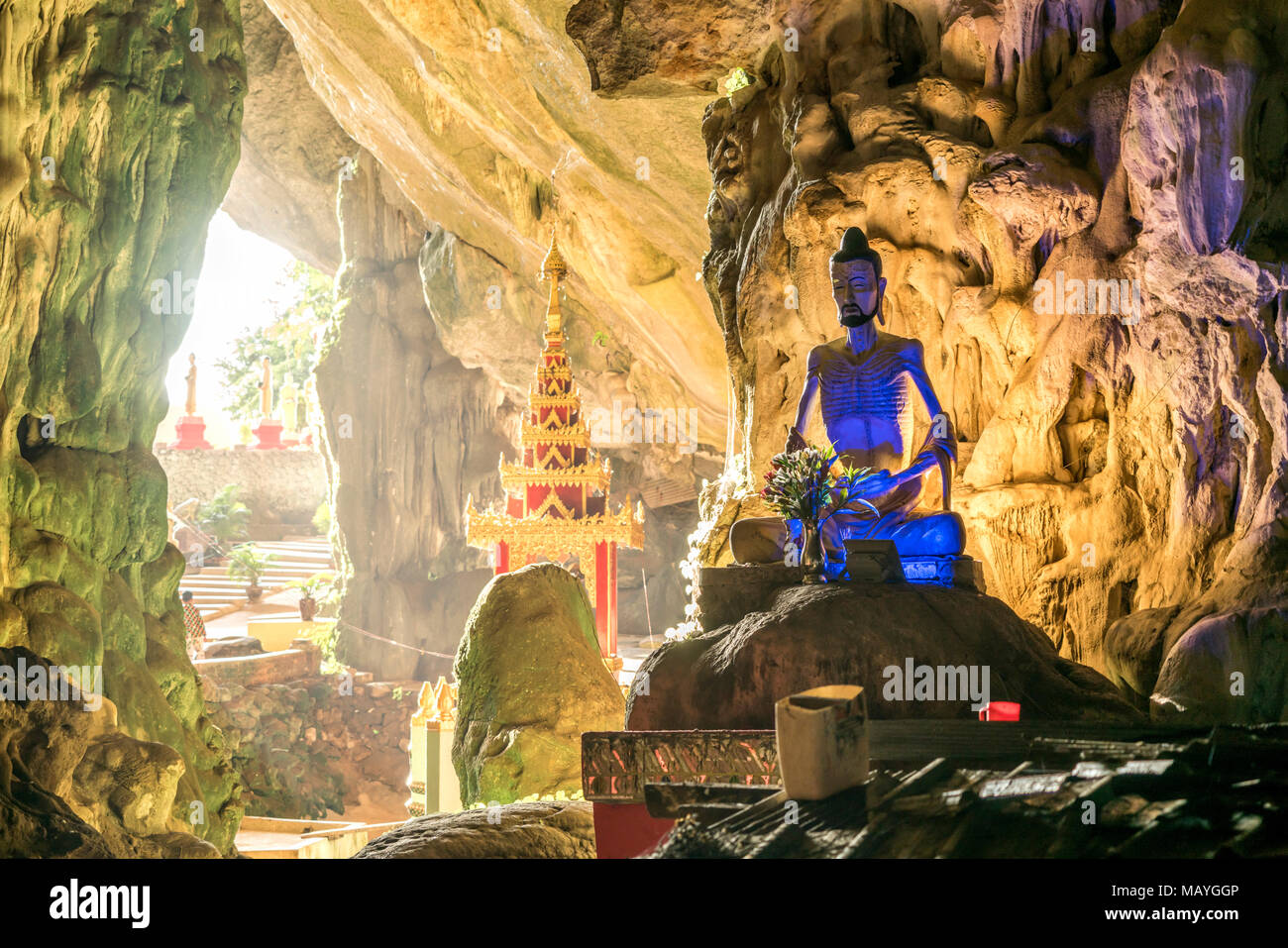 Beleuchtete Statua in der Saddan-Höhle, di Hpa-an, Myanmar, Asien | statua illuminata, Saddar grotta, di Hpa-an, Myanmar, Asia Foto Stock