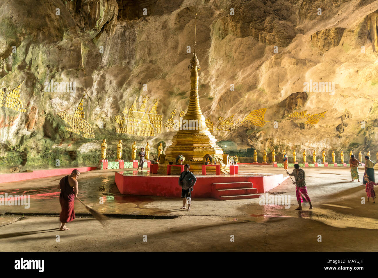 Stupa in der Saddan-Höhle, di Hpa-an, Myanmar, Asien | Stupa in grotta di Saddan, di Hpa-an, Myanmar, Asia Foto Stock