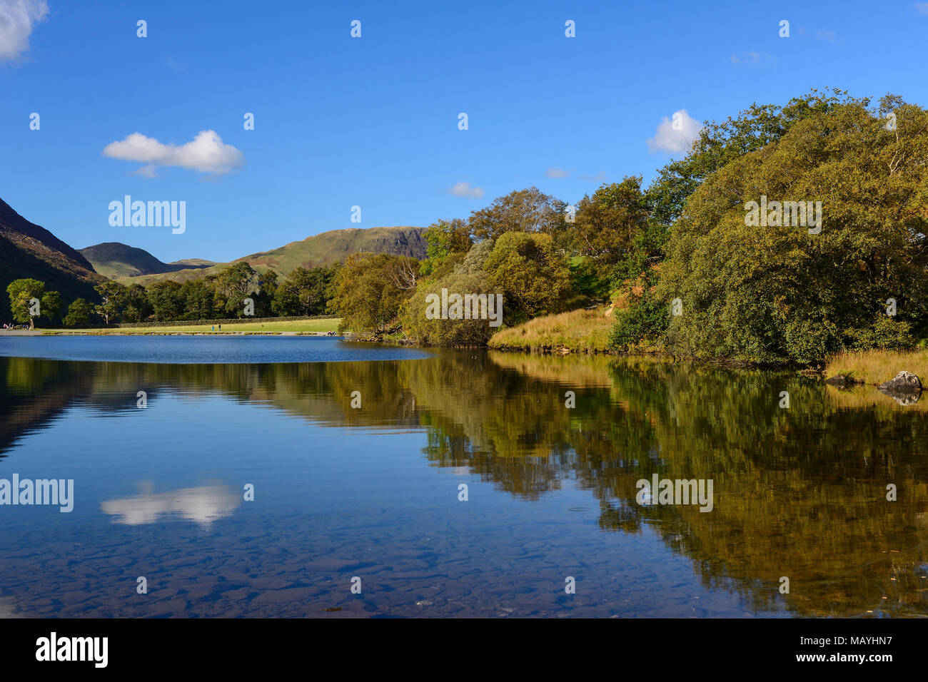 Vista guardando a nord-ovest attraverso Buttermere nel Parco nazionale del Lake District in Cumbria, Inghilterra Foto Stock