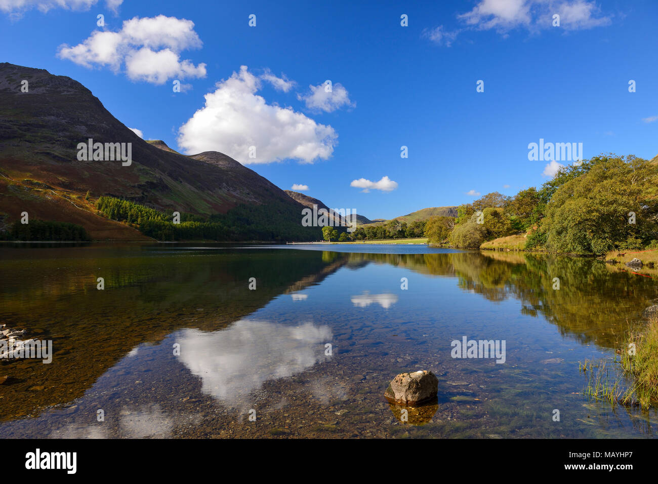 Vista guardando a nord-ovest attraverso Buttermere nel Parco nazionale del Lake District in Cumbria, Inghilterra Foto Stock
