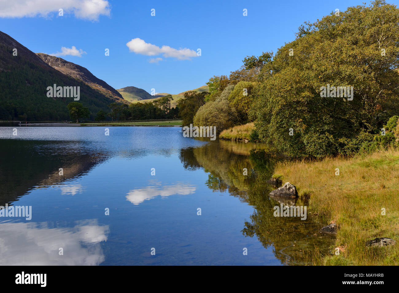 Vista guardando a nord-ovest attraverso Buttermere nel Parco nazionale del Lake District in Cumbria, Inghilterra Foto Stock