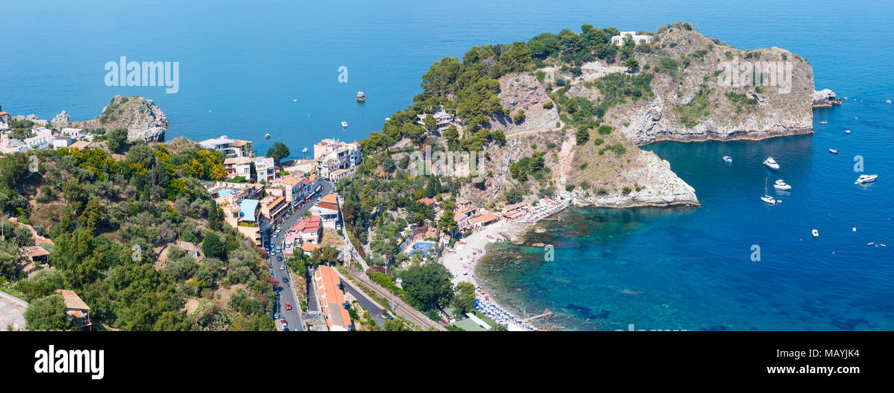 Bellissima Taormina vista dall alto, Sicilia, Italia. Seascape siciliano con costa, le spiagge e la Grotta Azura. Le persone non sono riconoscibili. Due colpi stitch hi Foto Stock