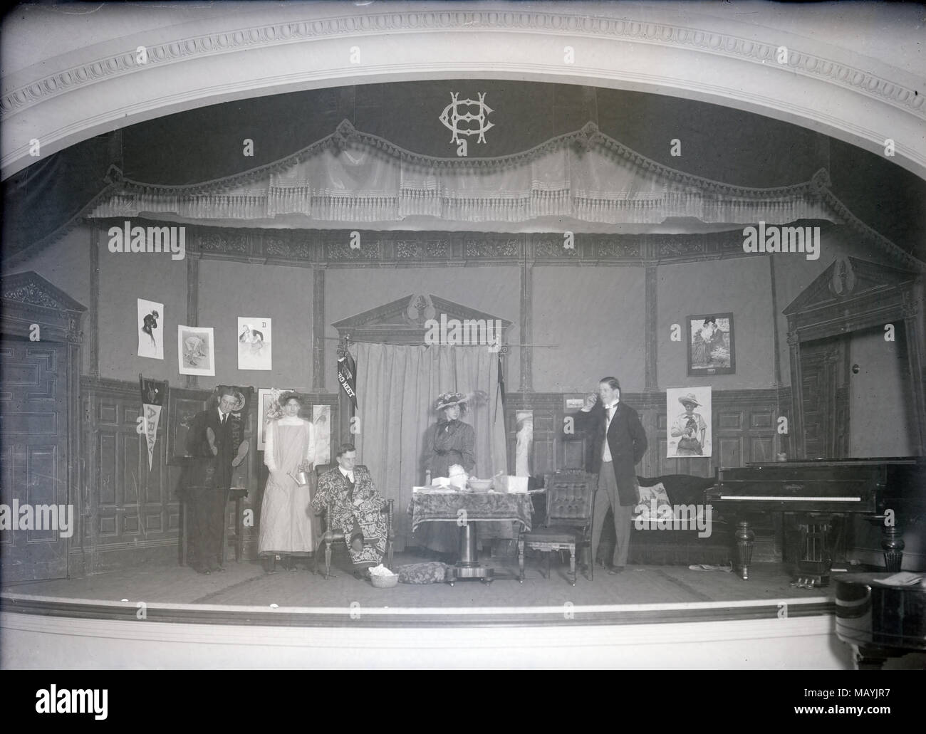 Antique c1900 fotografia, Collegiata produzione teatrale, probabilmente Harvard College di Cambridge, Massachusetts, USA. Didascalia originale: "gruppo torcia a Highland Hall, Laurea banchetti." Fonte: ORIGINALE NEGATIVO DI VETRO Foto Stock