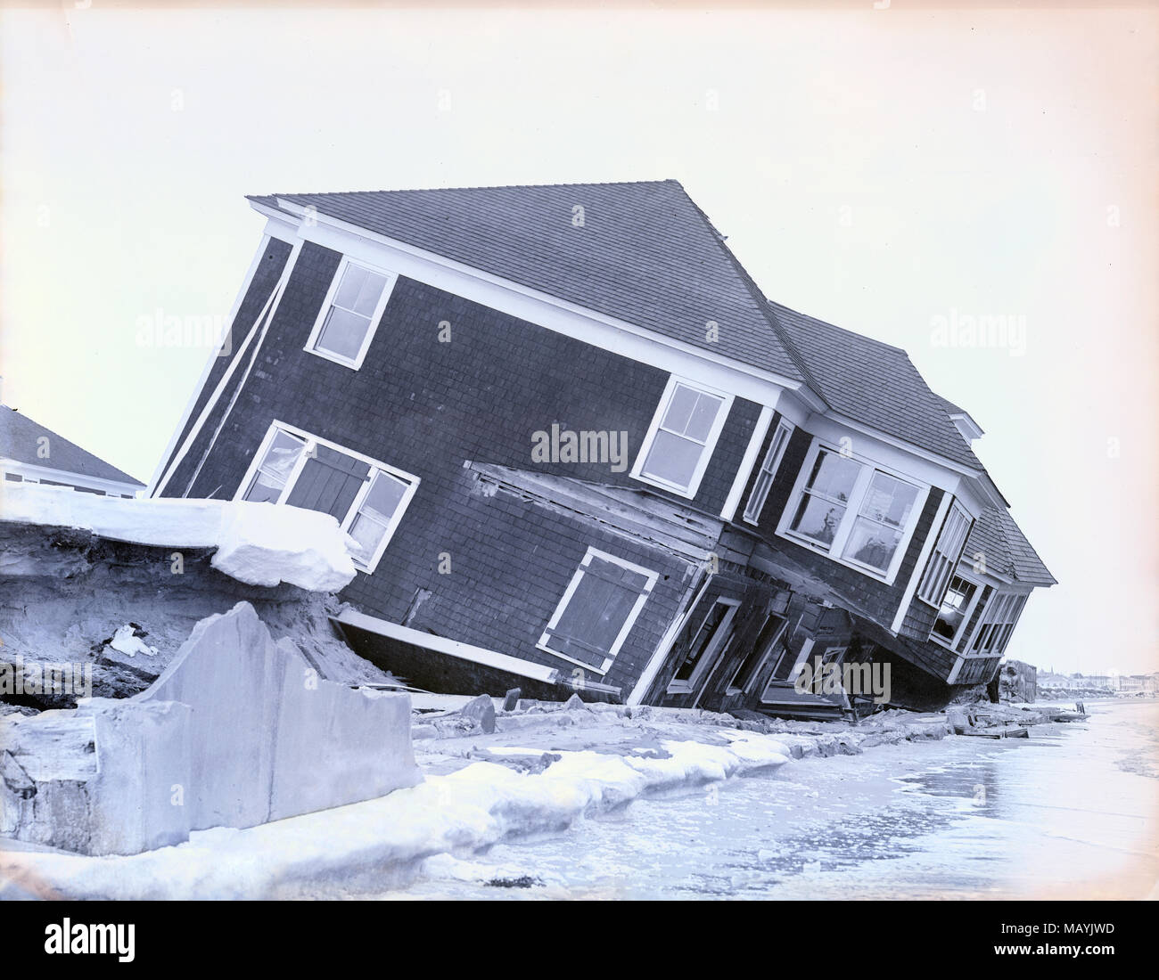 Antique c1910 fotografia, distrutto casa dopo la tempesta in Hampton Beach, New Hampshire, Stati Uniti d'America. Fonte: originale negativo di vetro Foto Stock