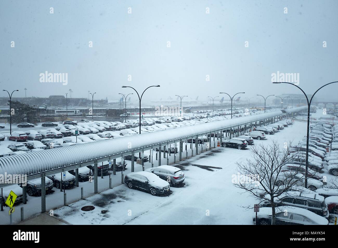L'Aeroporto Internazionale di Newark con righe di auto in un parcheggio in un giorno di neve a Newark, New Jersey, Marzo 21, 2018. () Foto Stock