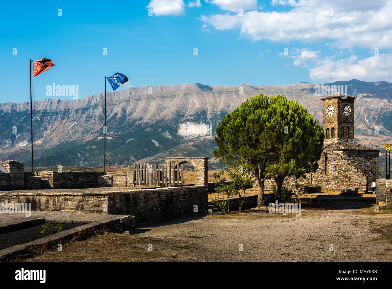 Albanese e la bandiera europea accanto alla Torre dell Orologio di Argirocastro Cittadella, Albania Foto Stock