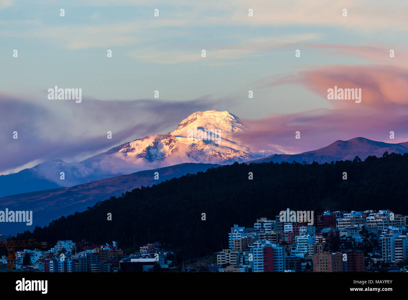 A nord di Quito area, con il vulcano Cayambe al tramonto, Ecuador Foto Stock
