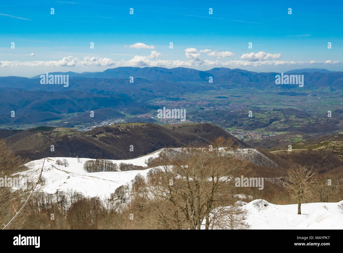 Rieti (Italia) - La cima del Monte Terminillo con la neve. 2216 metri, il Monte Terminillo è denominato la montagna di Roma situato nella dorsale appenninica Foto Stock