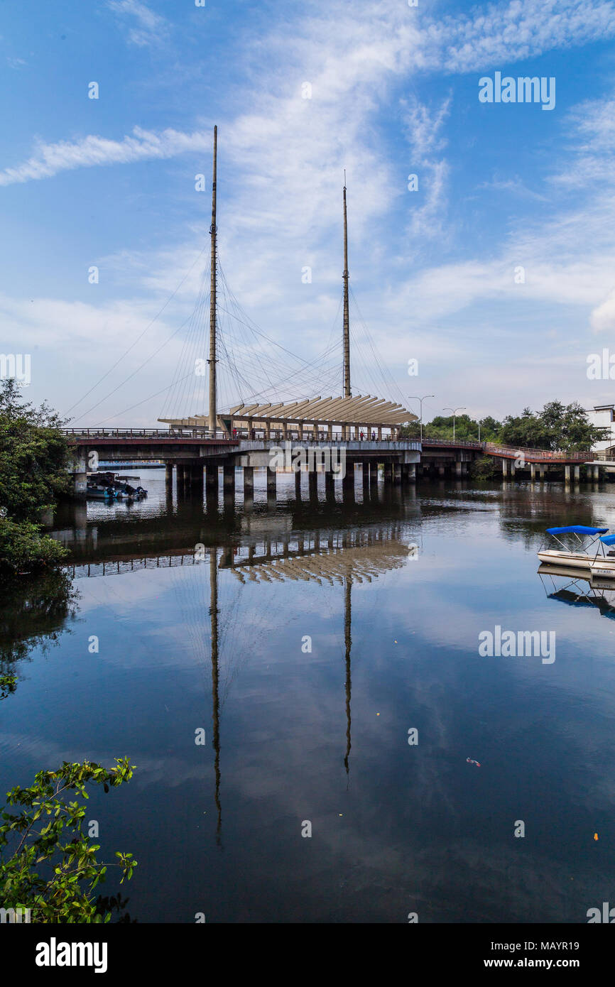 Passaggio pedonale e parco sulle rive di Estero Salado nella città di Guayaquil Foto Stock