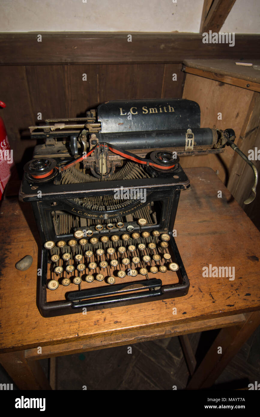 Vecchia macchina da scrivere in casa in Inghilterra in stile scrivania  nastro nero antico chiavi segretaria persona uso ufficio lavoro lavoratori  uffici utilizzati utilizzando Foto stock - Alamy
