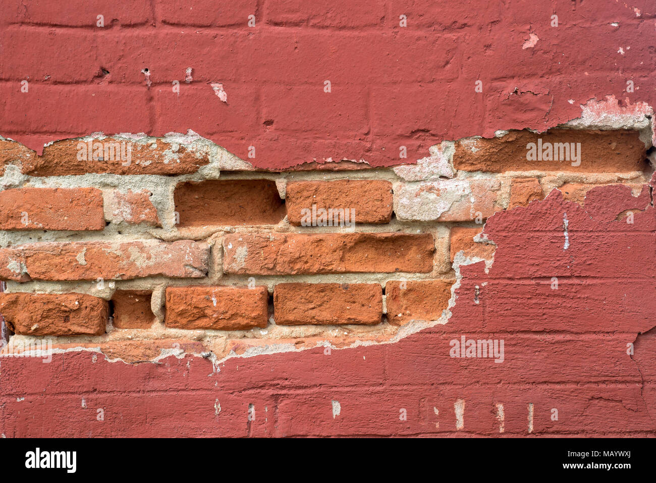 Vecchia facciata in bisogno di un rinnovo, sbriciolare il gesso, mattoni rossi, dettaglio, Burgenland, Austria Foto Stock