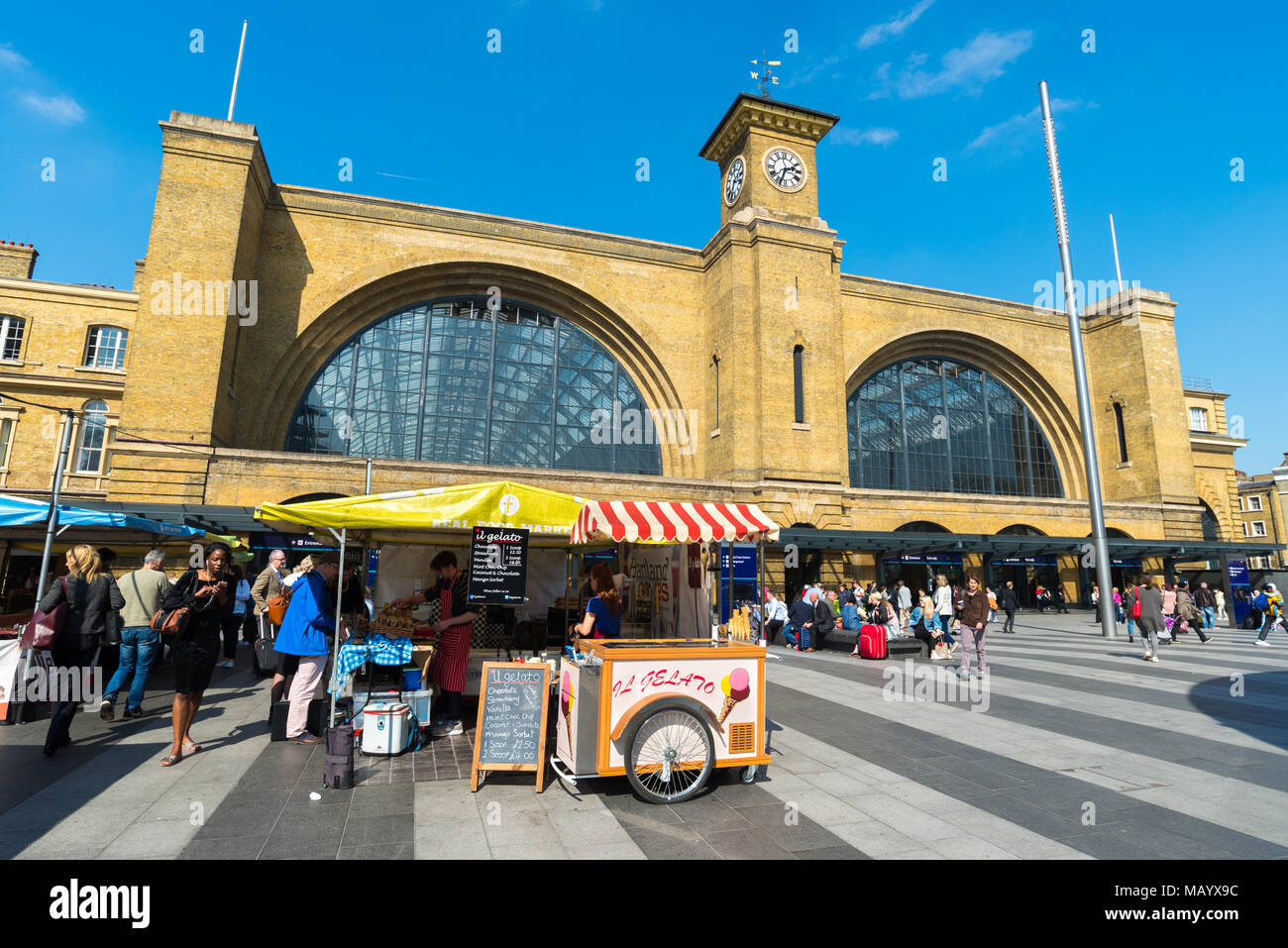 Mercato di strada nella parte anteriore della stazione di King Cross, London, Regno Unito Foto Stock