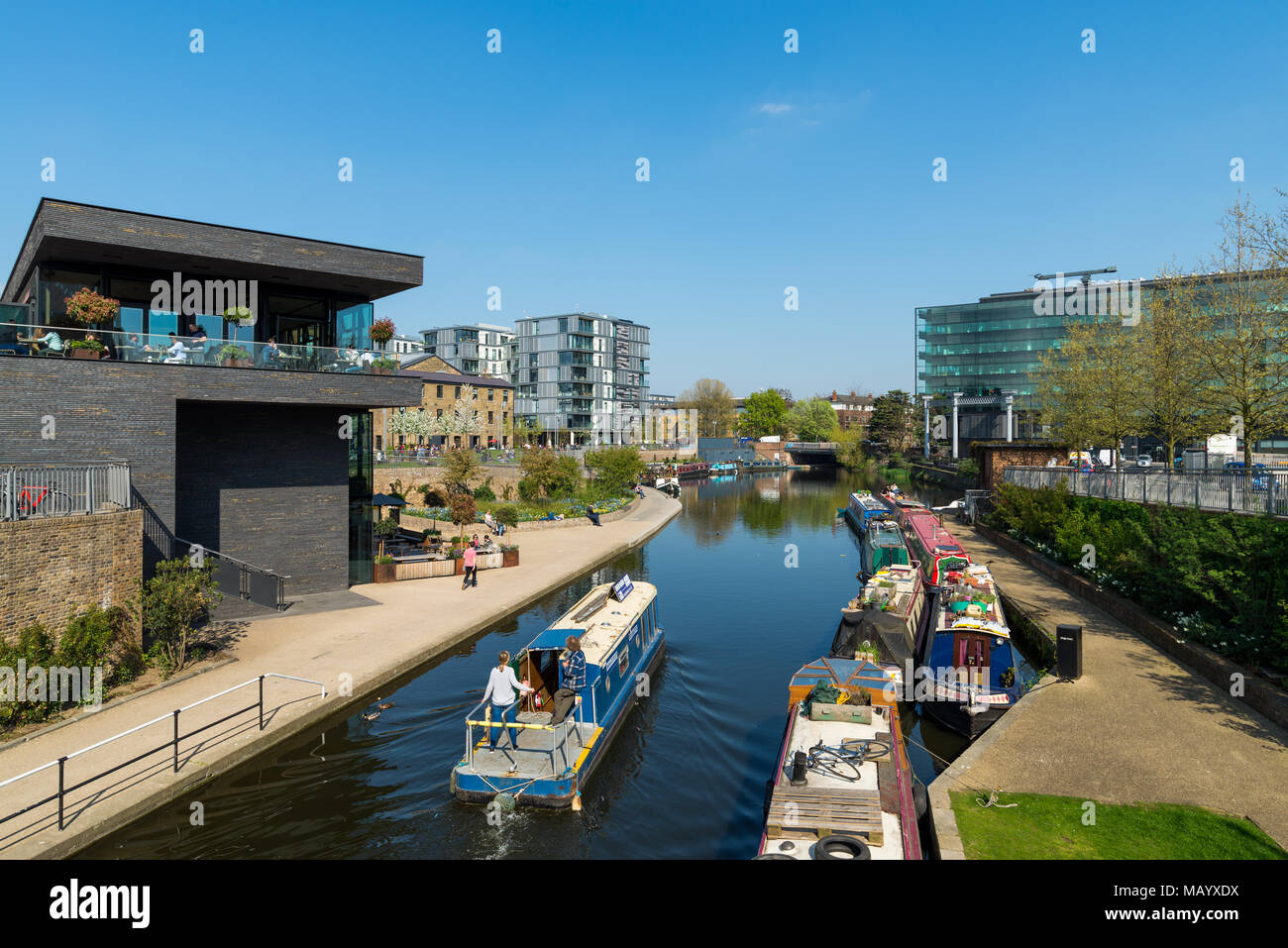 Narrowboat passando attraverso il Regent's Canal area in King's Cross, London, Regno Unito Foto Stock
