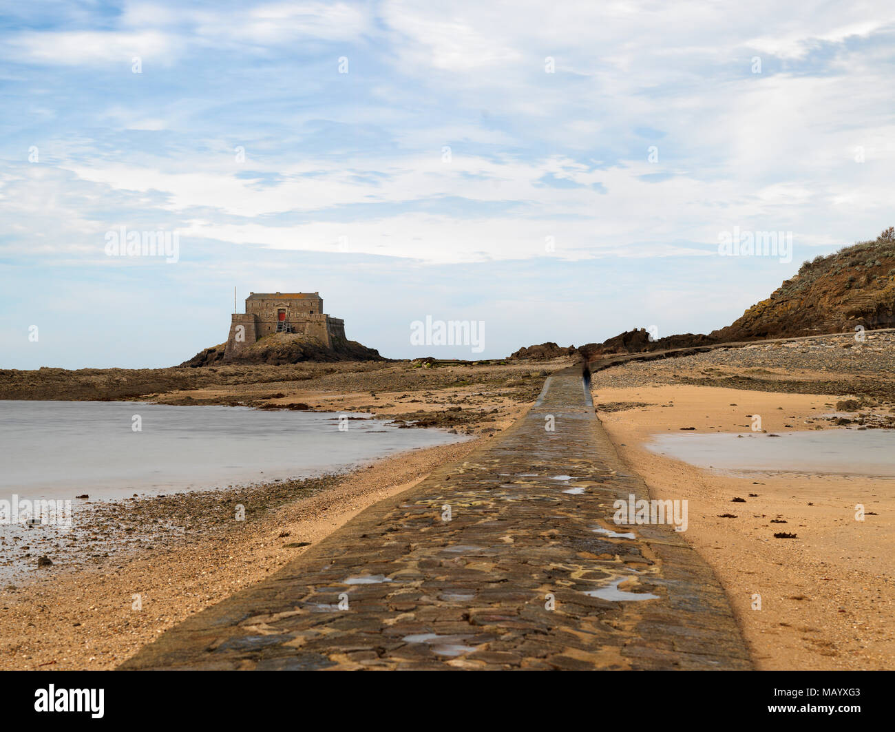 Per l'isola di marea Petit-Bé con Fort, Saint Malo, Bretagna Francia Foto Stock